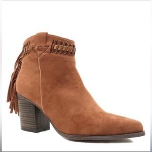 EUC Camel color Cowgirl suede tassel braided booties!